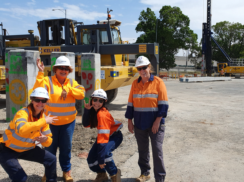 Photo women working construction